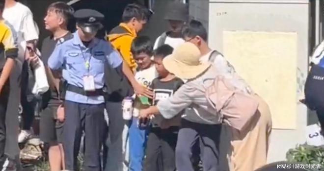 从孩子手里抢水杯 转手就送给自己的孩子 这位妈妈真丢人必威(图5)