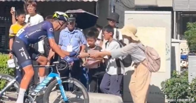 从孩子手里抢水杯 转手就送给自己的孩子 这位妈妈真丢人必威(图3)