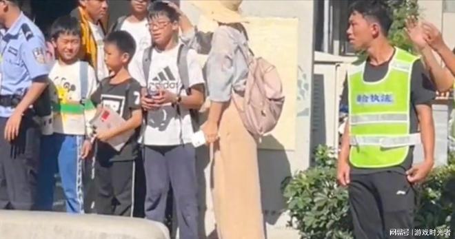 从孩子手里抢水杯 转手就送给自己的孩子 这位妈妈真丢人必威(图8)