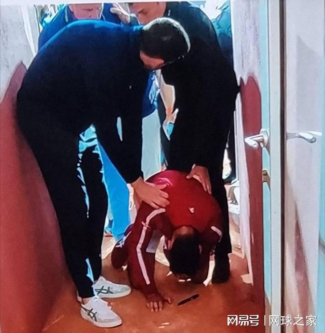 突发!德约赛后签名时遭水必威壶爆头晕倒是仇恨?还是意外?(图5) 突发!德约赛后签名时遭水必威壶爆头晕倒是仇恨?还是意外?(图5)