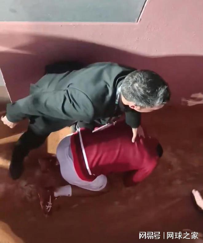 突发!德约赛后签名时遭水必威壶爆头晕倒是仇恨?还是意外?(图4) 突发!德约赛后签名时遭水必威壶爆头晕倒是仇恨?还是意外?(图4)