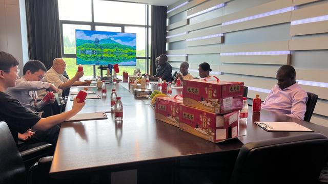 必威热浪来袭出“凉”策 解暑降温有“凉”方(图2) 必威热浪来袭出“凉”策 解暑降温有“凉”方(图2)