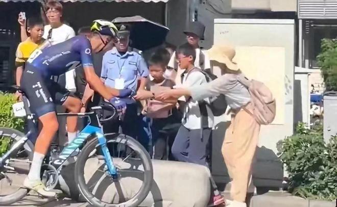 必威突然!广西妈妈抢杯水继续:女子被溅退群孩子可能要转学了(图7) 必威突然!广西妈妈抢杯水继续:女子被溅退群孩子可能要转学了(图7)