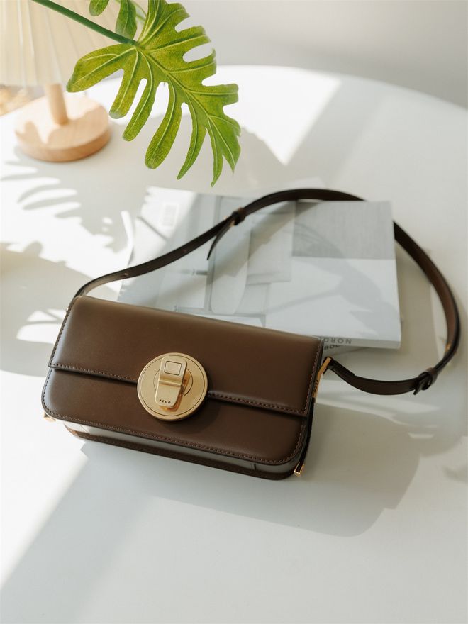 必威这个夏天可以天天背的上班包千元预算选这5款(图20) 必威这个夏天可以天天背的上班包千元预算选这5款(图20)