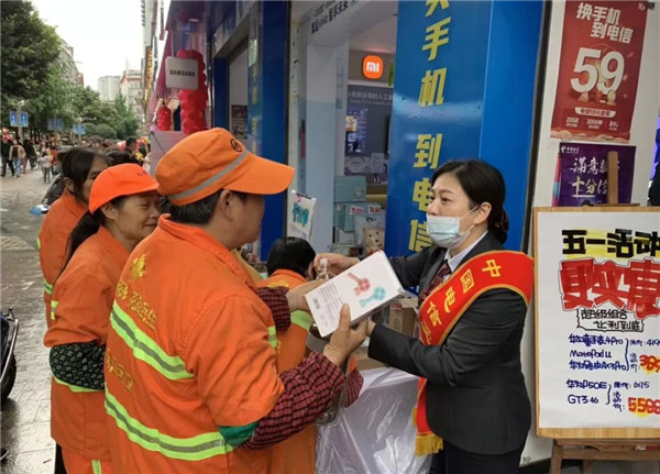 重庆电必威信爱心翼站开展特别关怀行动(图2) 重庆电必威信爱心翼站开展特别关怀行动(图2)