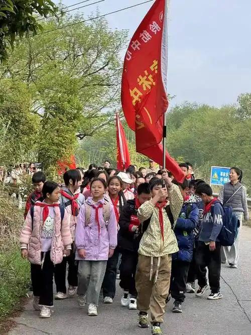 数百师生徒步17公里祭奠先烈网友:一举多得这才是真游学(图3) 数百师生徒步17公里祭奠先烈网友:一举多得这才是真游学(图3)