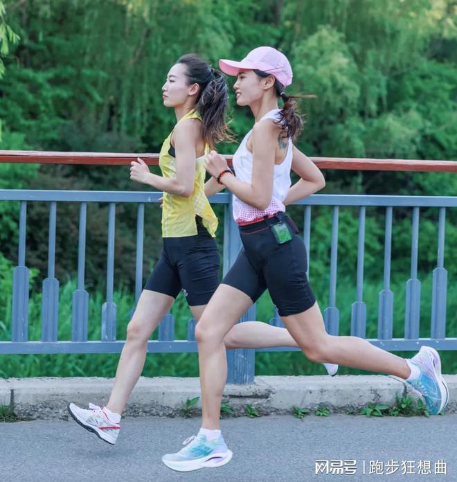 夜跑装备推荐 快来看看跑步运动装备(图1)