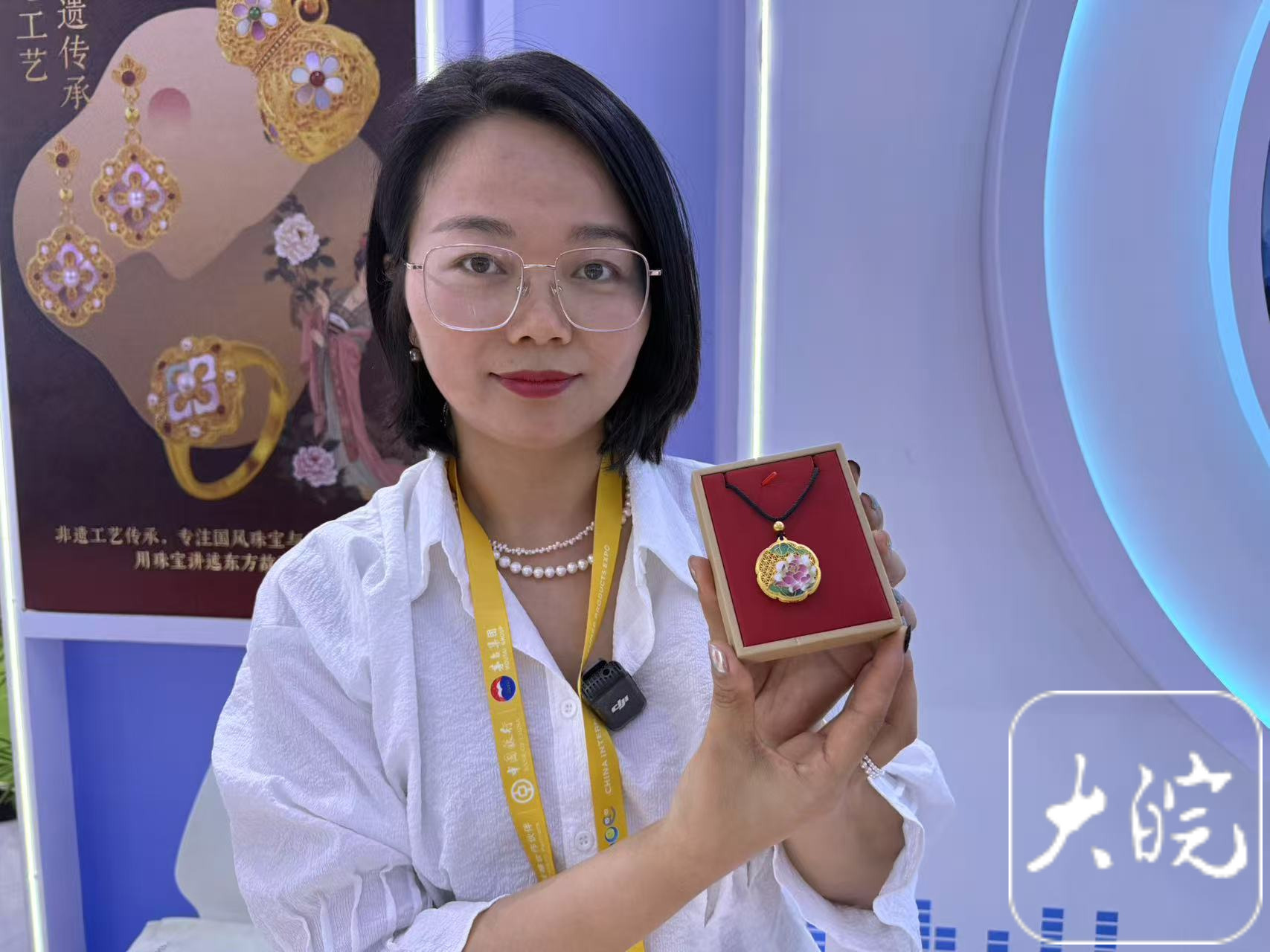 科技与非遗交融 皖韵魅力绽放全球!大皖新闻记者探访第五届消博会安徽馆(图2) 科技与非遗交融 皖韵魅力绽放全球!大皖新闻记者探访第五届消博会安徽馆(图2)