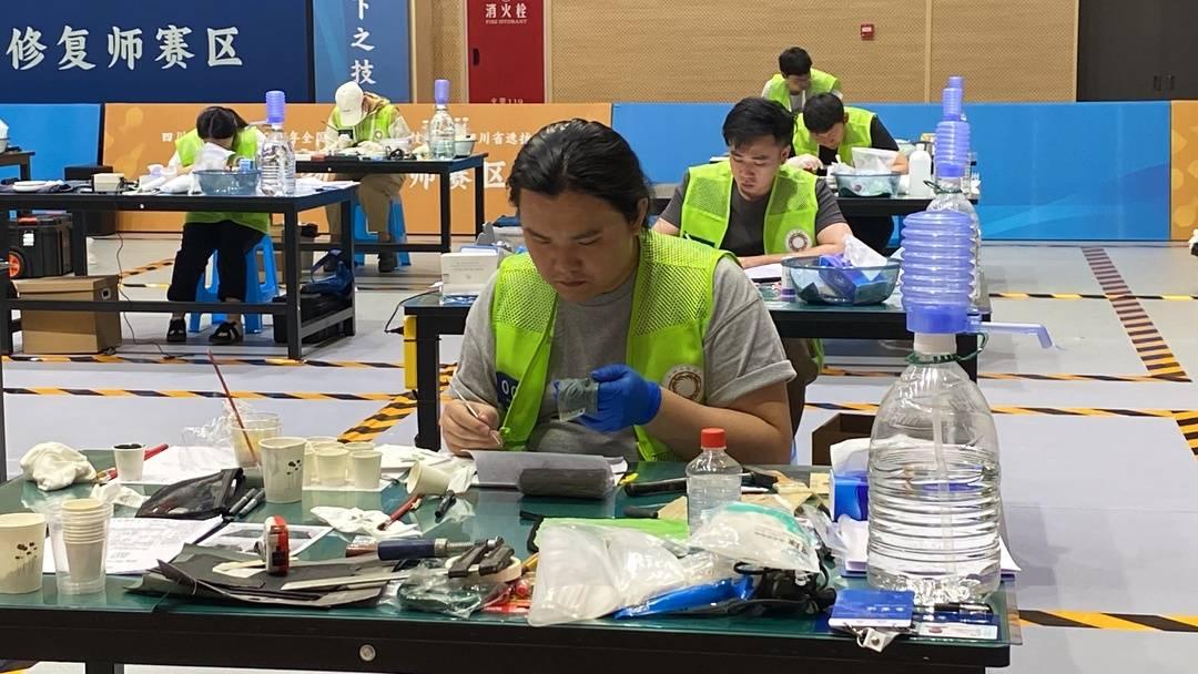 被文物修复“圈粉”的年轻人 如何实现从热爱到坚守?丨文化中国行(图2) 被文物修复“圈粉”的年轻人 如何实现从热爱到坚守?丨文化中国行(图2)