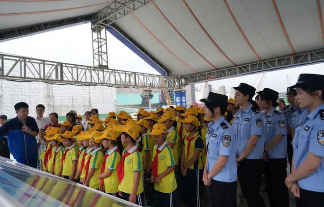 钦州公安参加 “我与运河共成长 同建绿色幸福家” 亲子研学活动(图1) 钦州公安参加 “我与运河共成长 同建绿色幸福家” 亲子研学活动(图1)